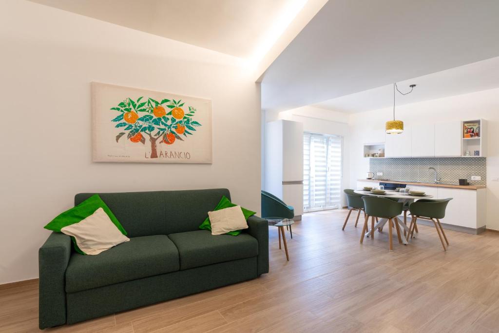 een woonkamer met een groene bank en een keuken bij Capitan Trinchetto Agave in Trapani
