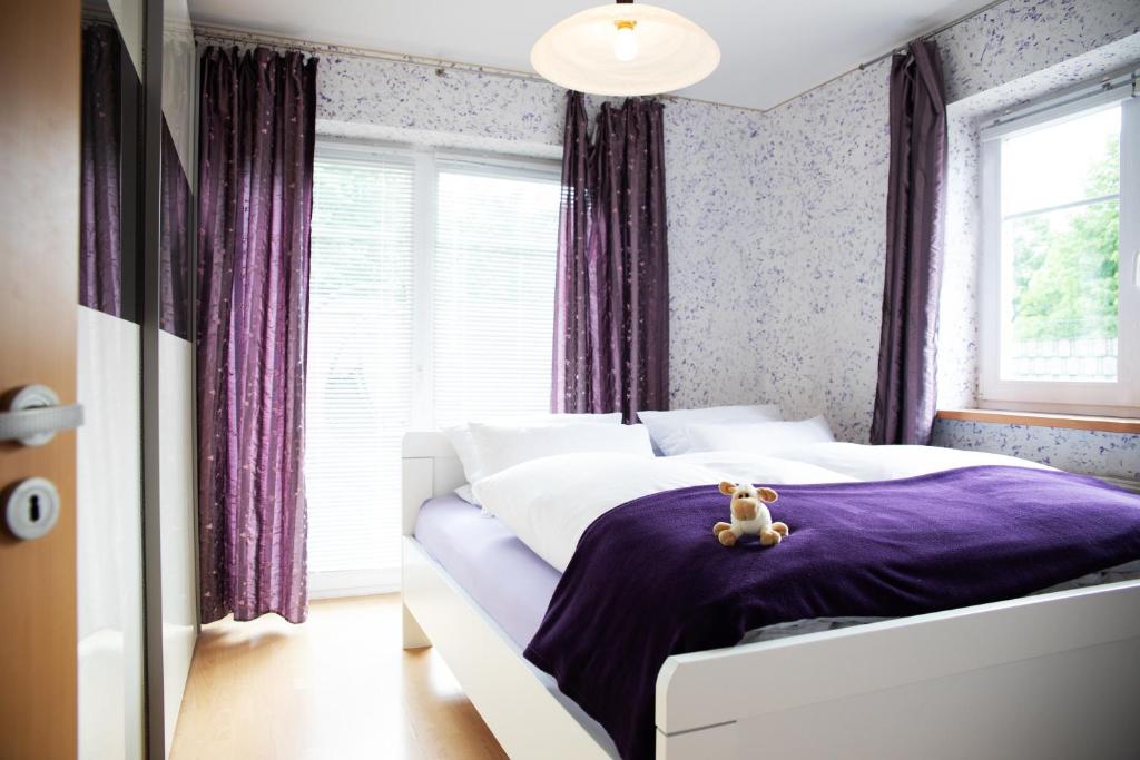 sypialnia z łóżkiem z pluszowym misiem w obiekcie Ferienwohnung Viola mit Wallbox w mieście Schneverdingen