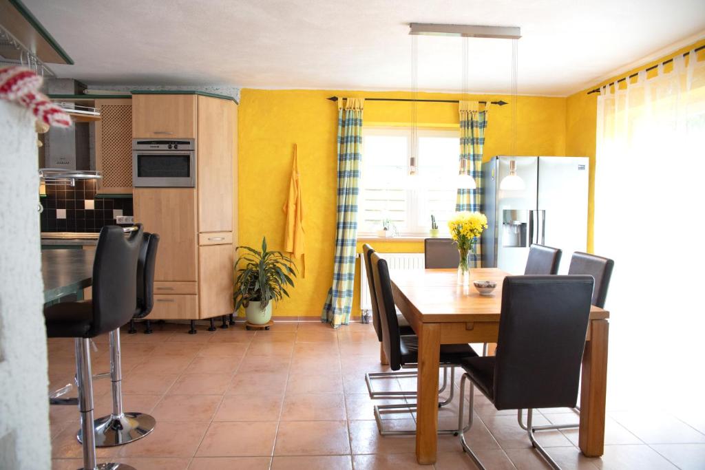 Kuchyň nebo kuchyňský kout v ubytování Ferienwohnung Viola mit Wallbox