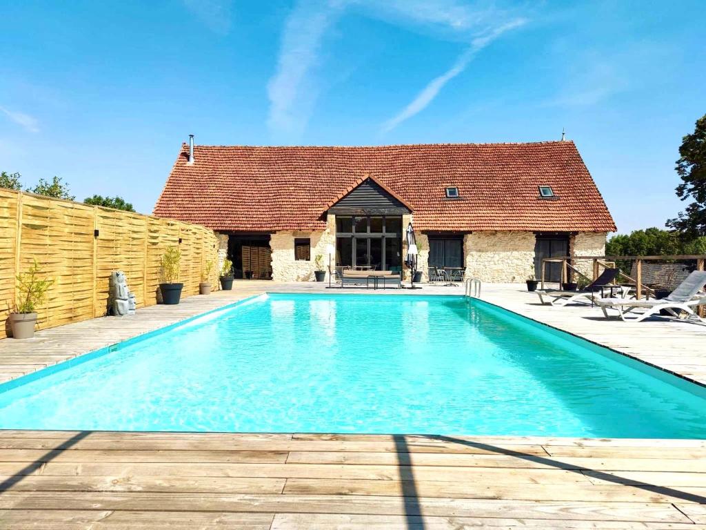 una piscina frente a una casa en Le domaine du Quercy en Padirac