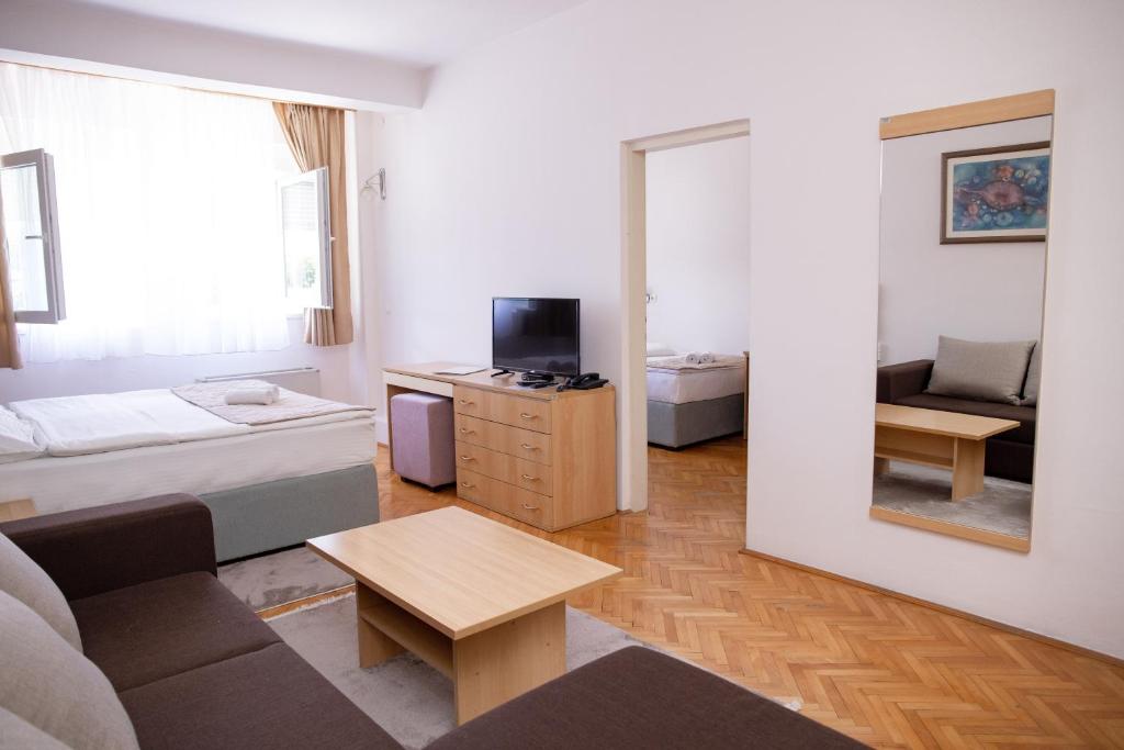 sala de estar con sofá y espejo en Motel New Sanatron, en Bosanski Novi