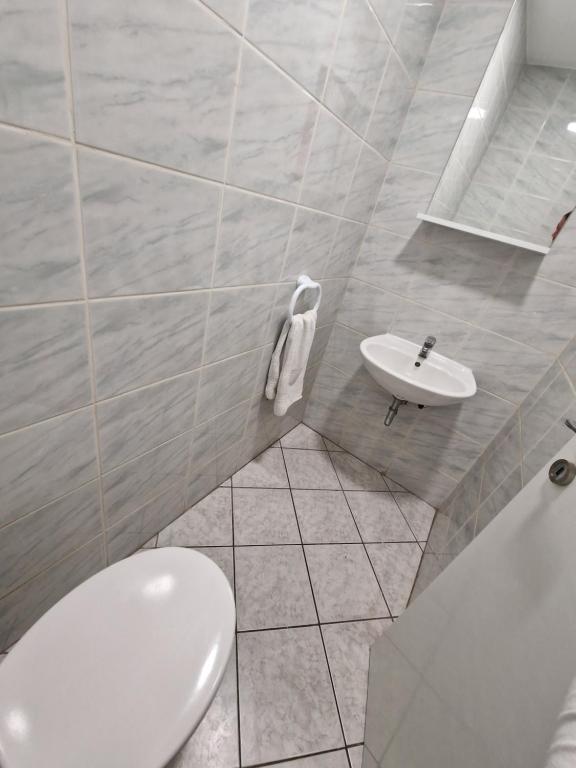 Łazienka w obiekcie Pool Apartments Knežević Novalja