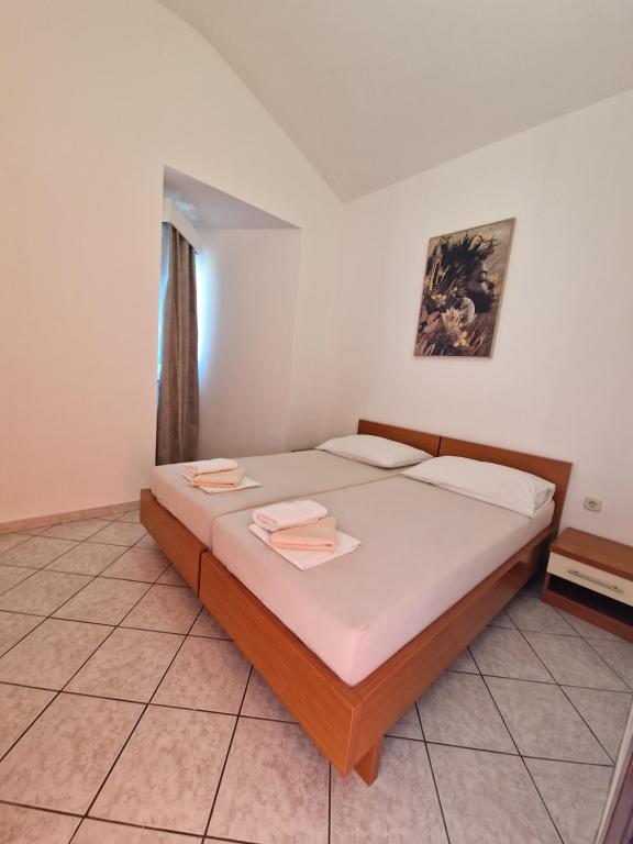 Łóżko lub łóżka w pokoju w obiekcie Pool Apartments Knežević Novalja