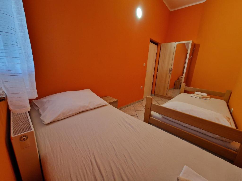 Łóżko lub łóżka w pokoju w obiekcie Pool Apartments Knežević Novalja