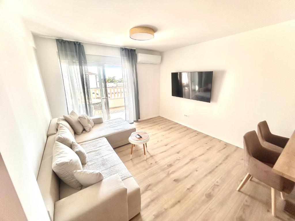 TV a/nebo společenská místnost v ubytování Apartmani Andrea