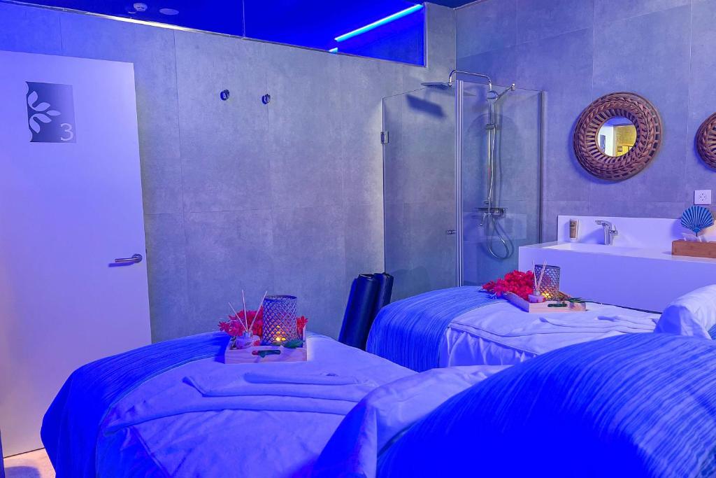A bed or beds in a room at Apartamentos Cordial Mogán Valle