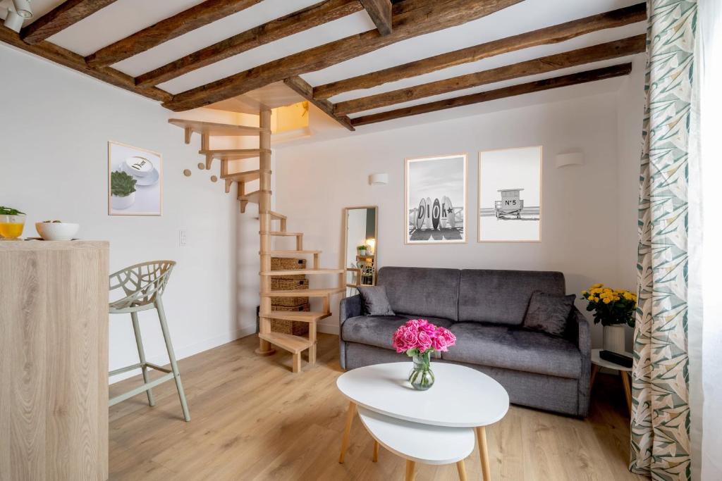 un salon avec un canapé et une table dans l'établissement Studio Isla - Welkeys, à Paris