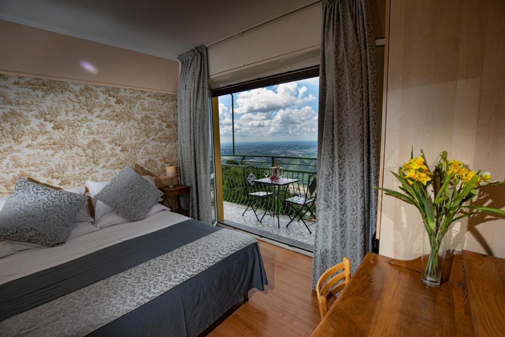 Postel nebo postele na pokoji v ubytování Hotel Vista Lago