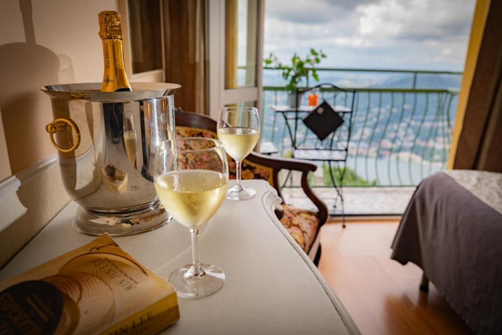 Nespecifikovaný výhled na hory nebo výhled na hory při pohledu z hotelu