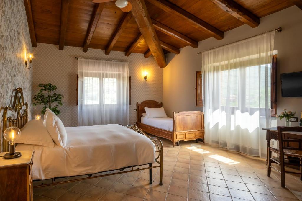 Postel nebo postele na pokoji v ubytování Casale Verdeluna Wine Resort