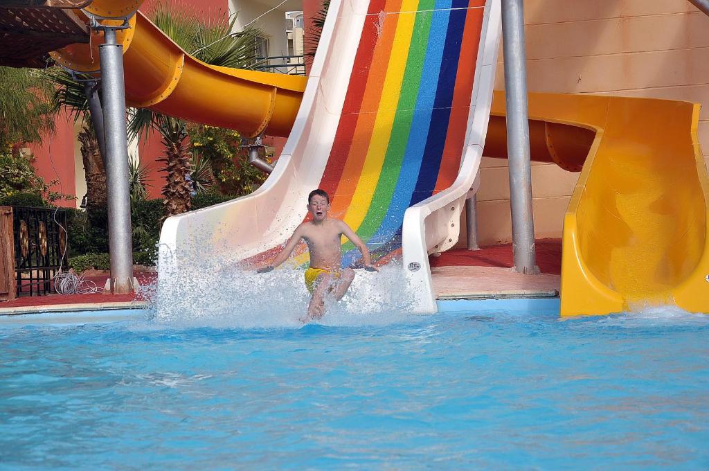 Bazén v ubytování Sharm Bride Resort Aqua & SPA nebo v jeho okolí