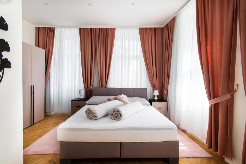 1 dormitorio con 1 cama con 2 almohadas en Royal Residences Vienna, en Viena