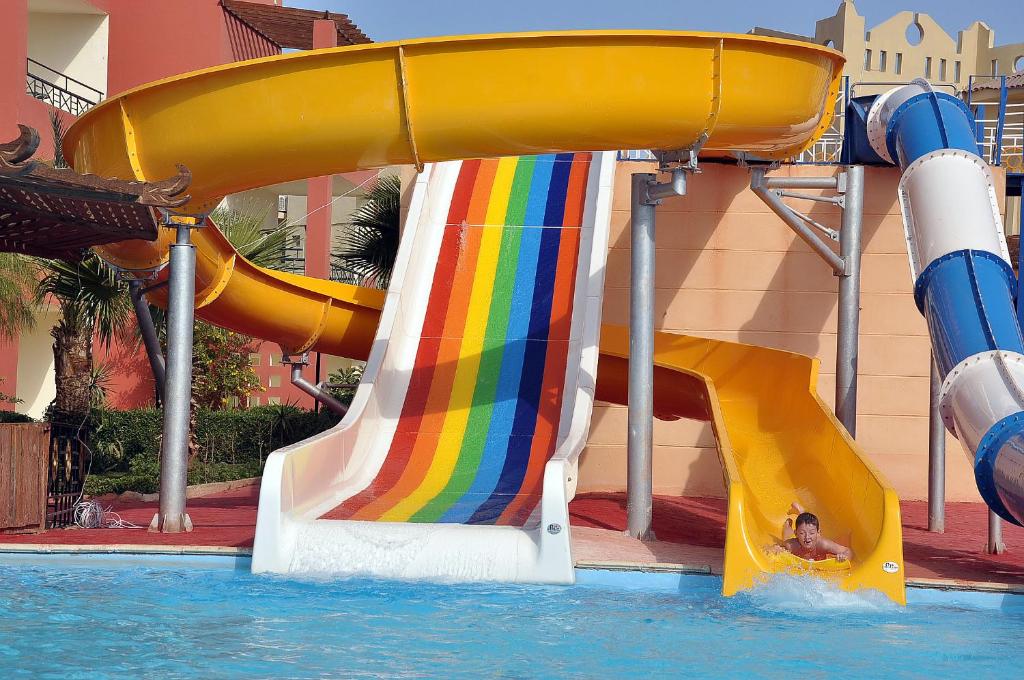 Bazén v ubytování Sharm Bride Resort Aqua & SPA nebo v jeho okolí