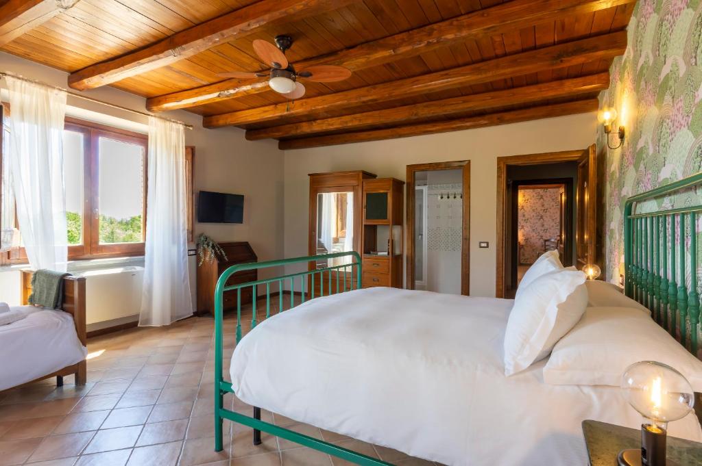 Postel nebo postele na pokoji v ubytování Casale Verdeluna Wine Resort