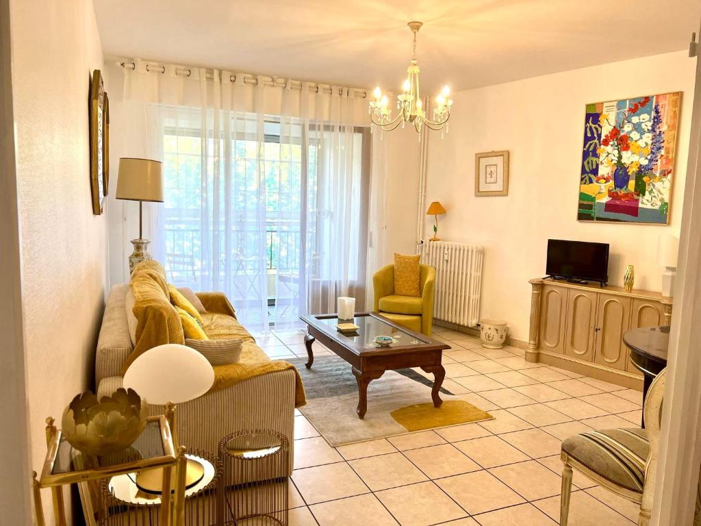 a living room with a couch and a coffee table at Le Catalogne 3 in Perpignan