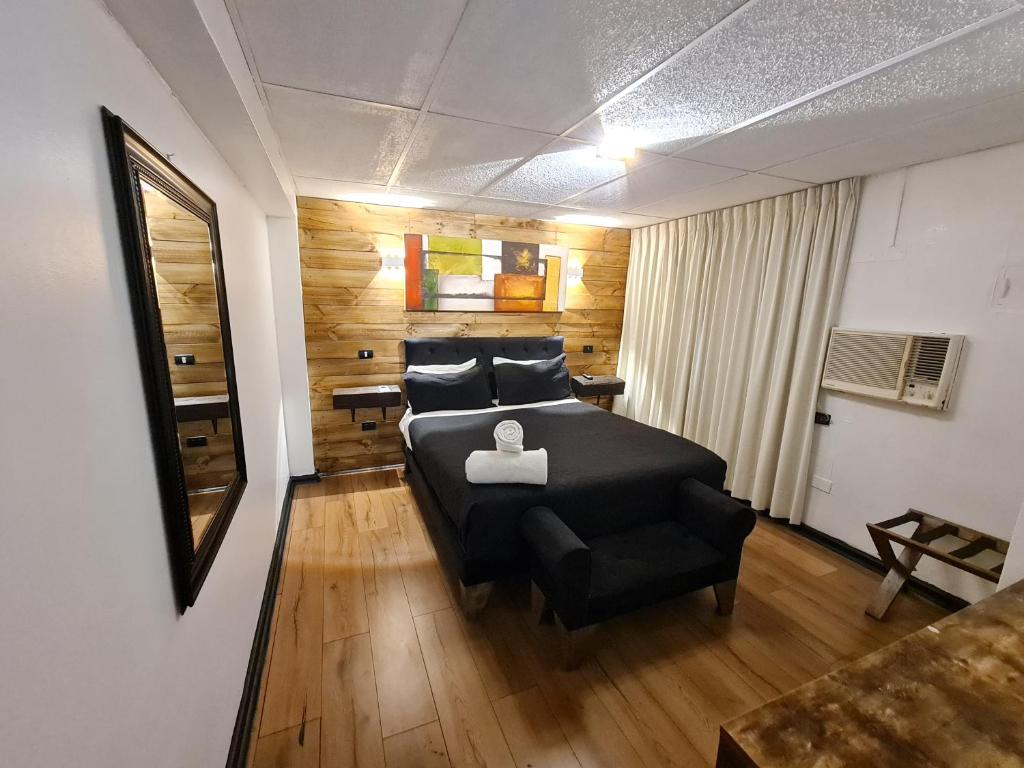 Tremo Santa María 281 في سانتياغو: غرفة معيشة مع سرير وأريكة