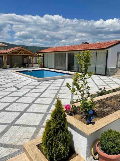 Beautiful 5 Bed Villa with a Pool