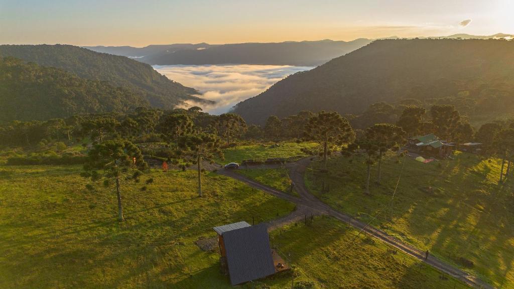una vista aérea de una carretera en un valle de montaña en Sítio Mar de Nuvens Chalés Morro da Igreja, Urubici, SC., en Urubici