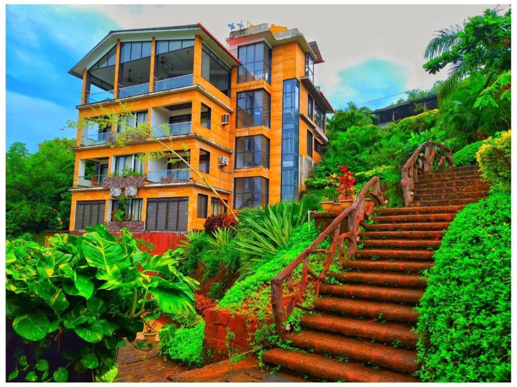 戈卡尔纳Kudle Beach View Resort And Spa Gokarna的一座前面有楼梯的大楼