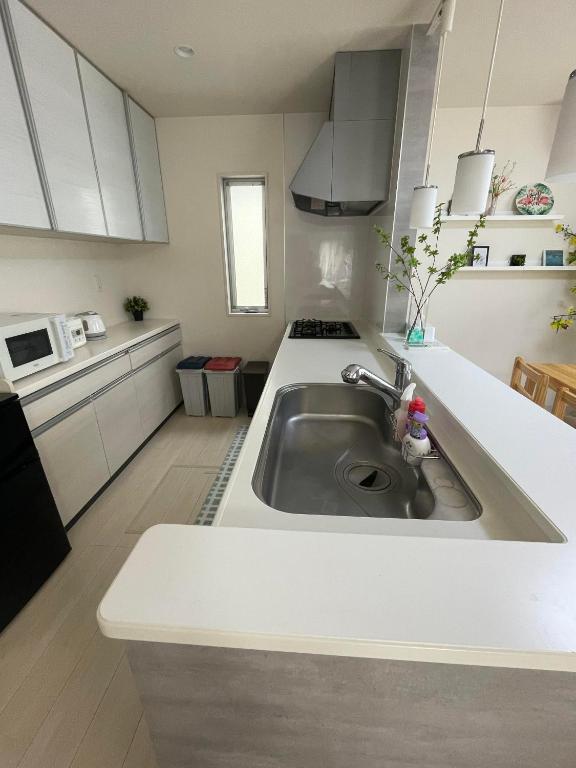 Kuchyň nebo kuchyňský kout v ubytování Clover House 大人数向け一軒家