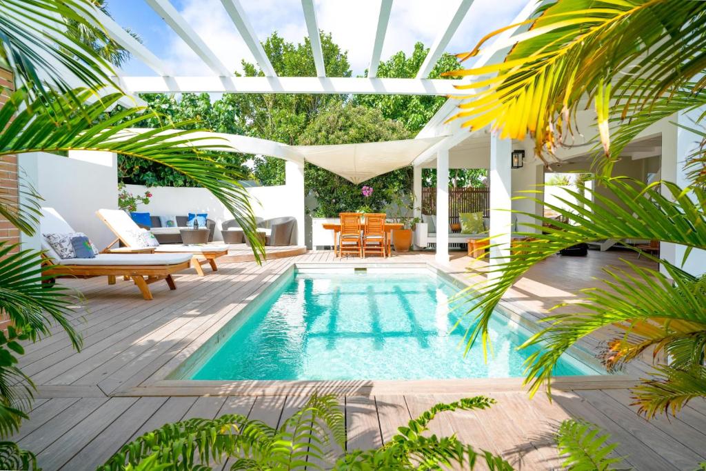 a swimming pool in the middle of a house at Paradisiacal Villa in Saint Barthélemy with Private Pool in Saint Barthelemy