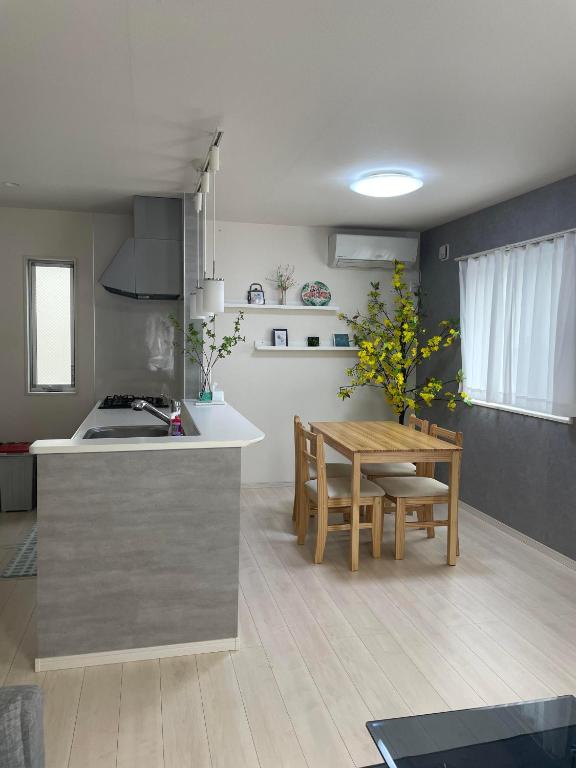 Kuchyň nebo kuchyňský kout v ubytování Clover House 大人数向け一軒家