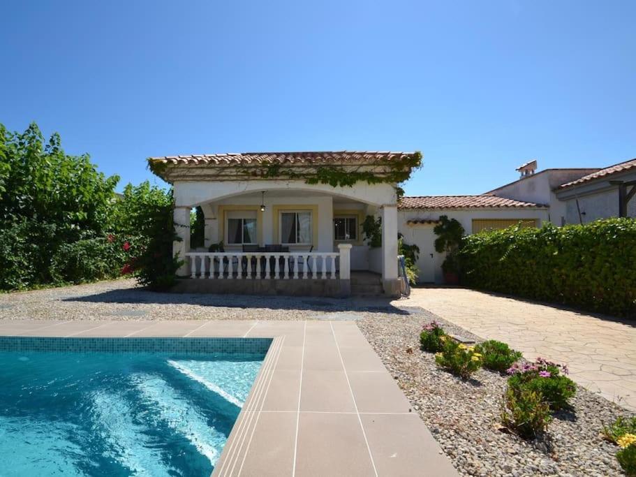 a house with a swimming pool in front of a house at Viamar in Riumar