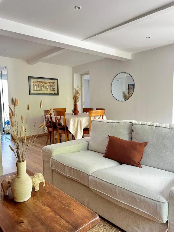 un salon avec un canapé et une table dans l'établissement La Maison en bord de Vilaine, Centre de Rennes, à Rennes