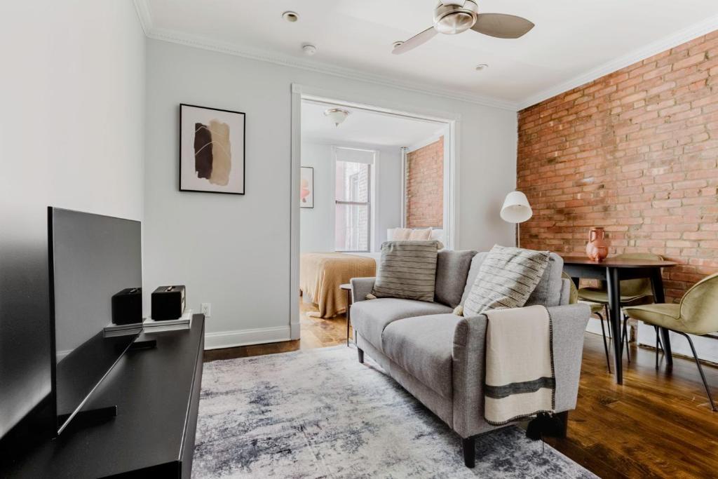Area tempat duduk di West Village 2br w wd nr shopping NYC-1274