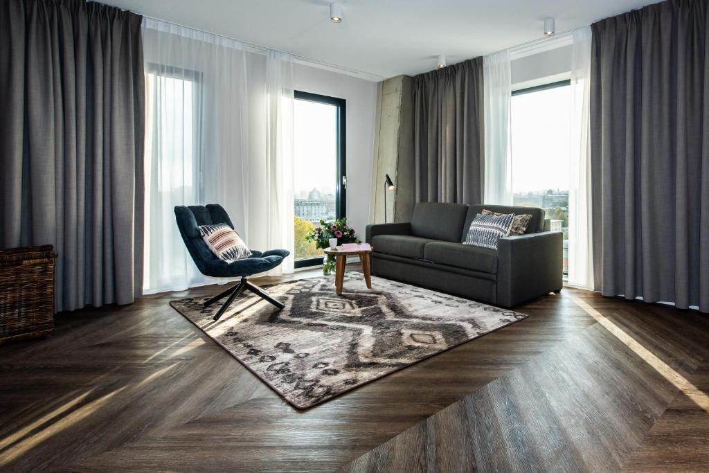 uma sala de estar com um sofá e uma cadeira em Numa Amsterdam Docklands em Amsterdã