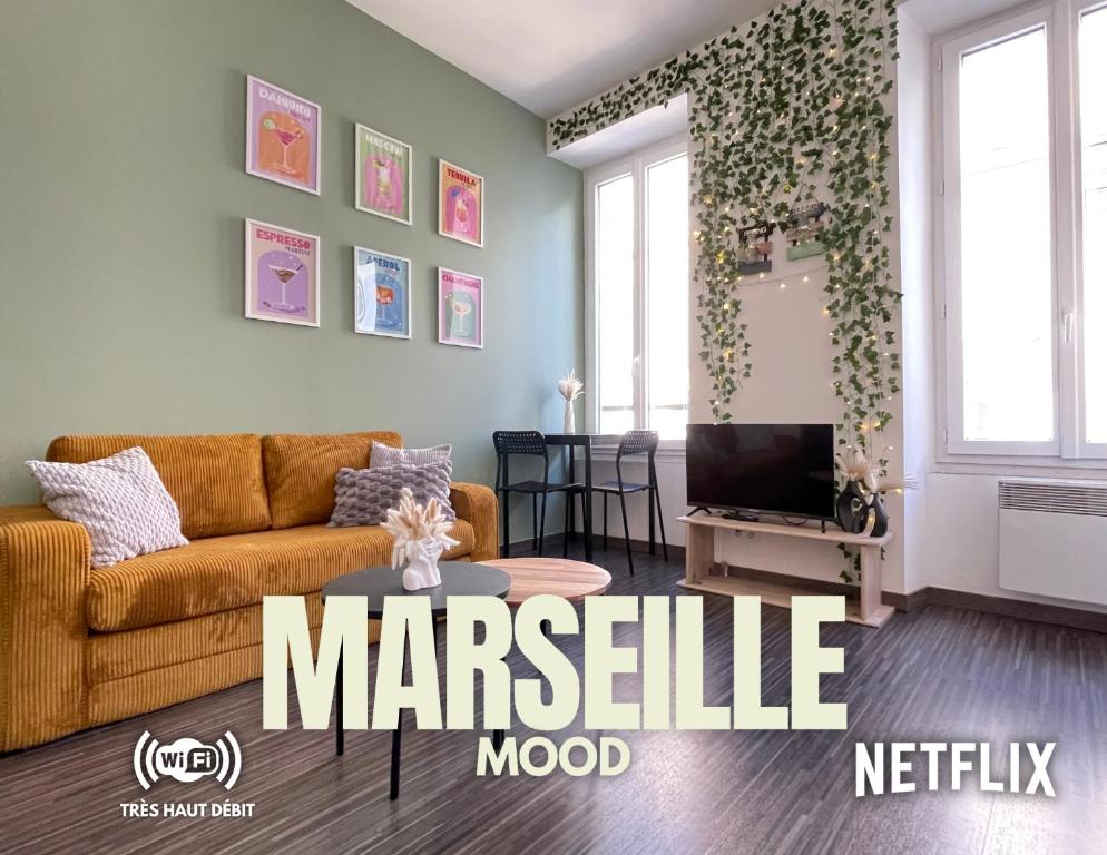 Appartement Cosy Centre ville Marseille wifi في مارسيليا: غرفة معيشة مع أريكة وتلفزيون