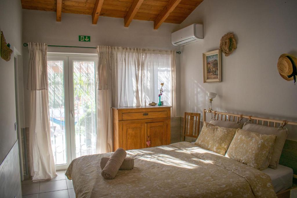 una camera da letto con un letto e una grande finestra di Quinta Alcarias a Santa Catarina da Fonte do Bispo