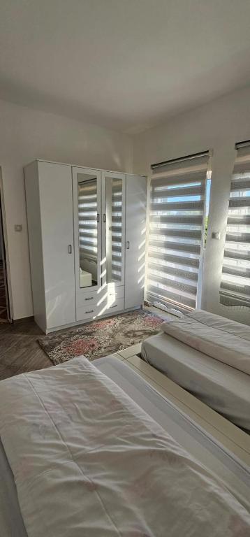 Postel nebo postele na pokoji v ubytování Aphrodite Apartment