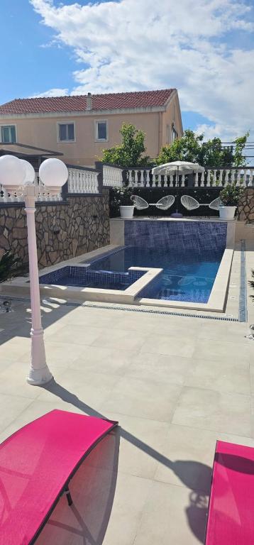 Bazén v ubytování Aphrodite Apartment nebo v jeho okolí