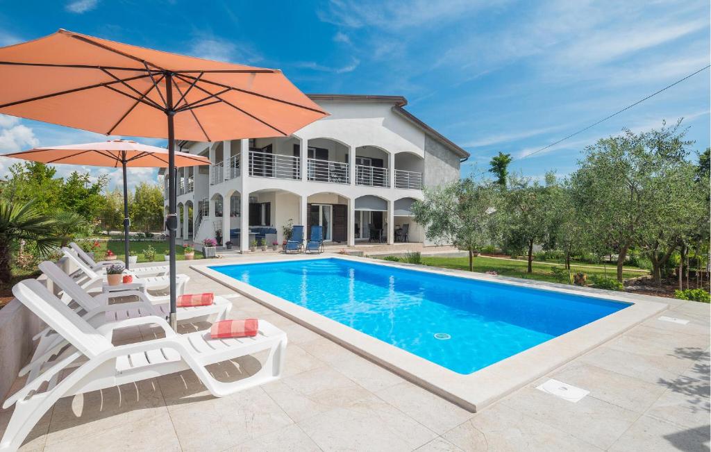 Πισίνα στο ή κοντά στο 1 Bedroom Awesome Apartment In Nova Vas