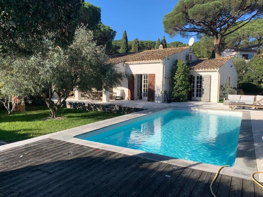 une piscine devant une maison dans l'établissement Maison piscine proche St Tropez, à Gassin