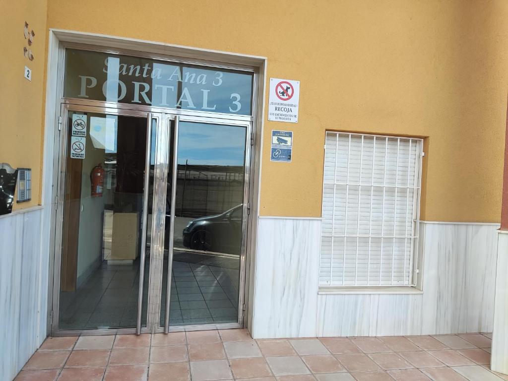 - l'accès à un garage avec une voiture devant la fenêtre dans l'établissement Piso Bajo Santa Ana, à Roquetas de Mar