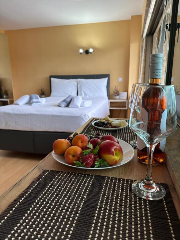 un plato de fruta en una mesa en una habitación de hotel en Coastal Escape, en Kavala