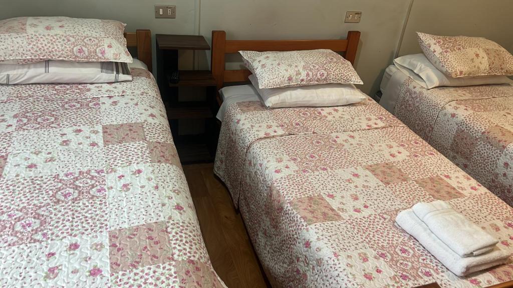 Postel nebo postele na pokoji v ubytování HOSTAL VICTORIA