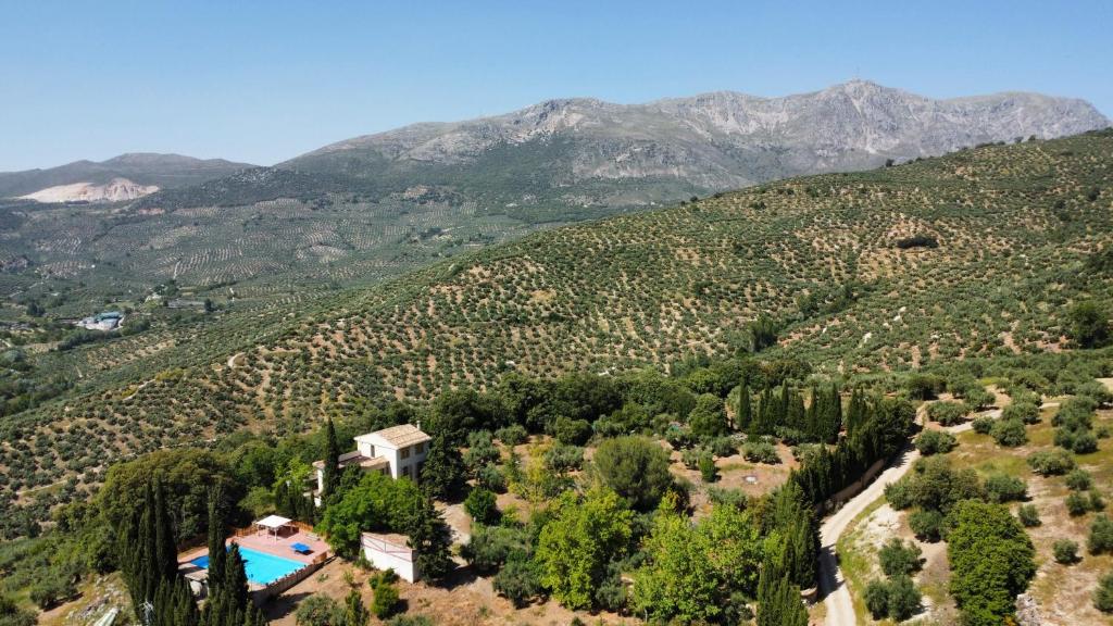 una vista aérea de una montaña con una casa y una piscina en Finca Rural La Calderera, en Valdepeñas de Jaén