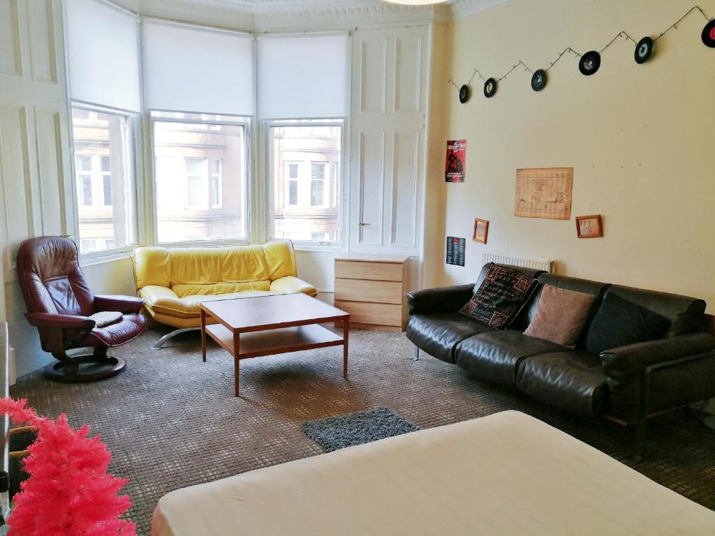 uma sala de estar com um sofá e uma mesa em Private Room near Glasgow City Centre Braid em Glasgow