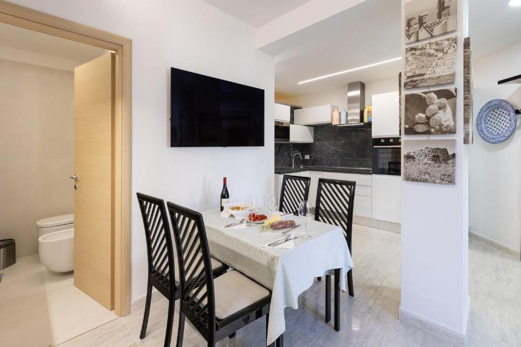 A television and/or entertainment centre at A Casa di Anna by BarbarHouse
