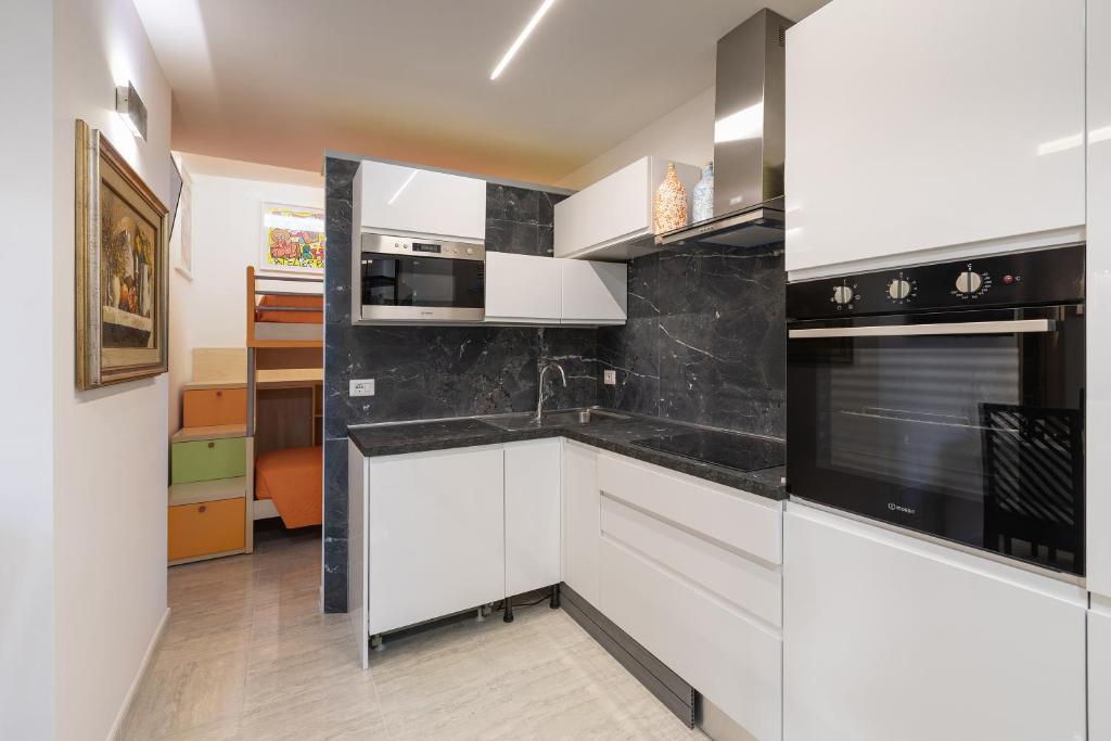 A kitchen or kitchenette at A Casa di Anna by BarbarHouse