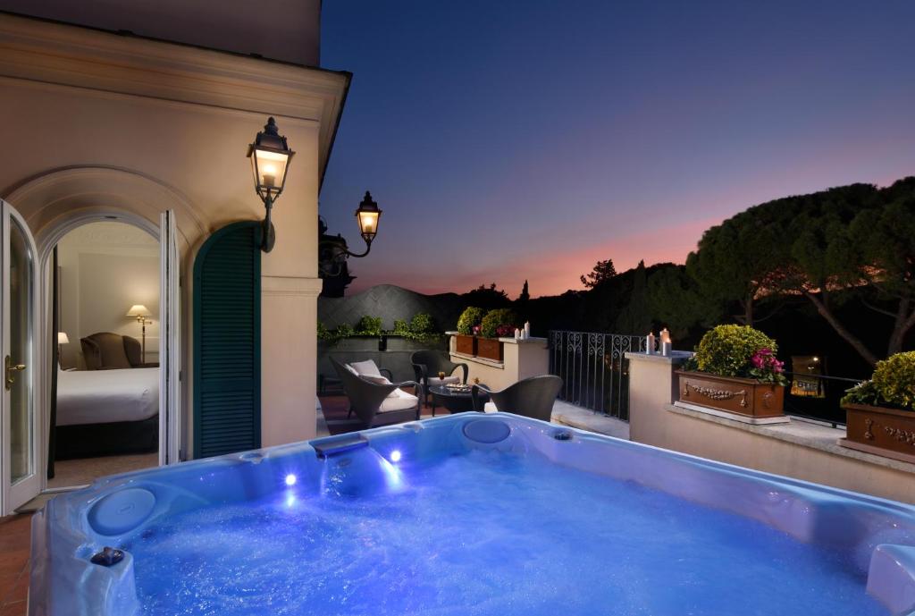 eine Whirlpool-Badewanne auf einem Balkon mit einem Schlafzimmer in der Unterkunft Hotel Splendide Royal - The Leading Hotels of the World in Rom