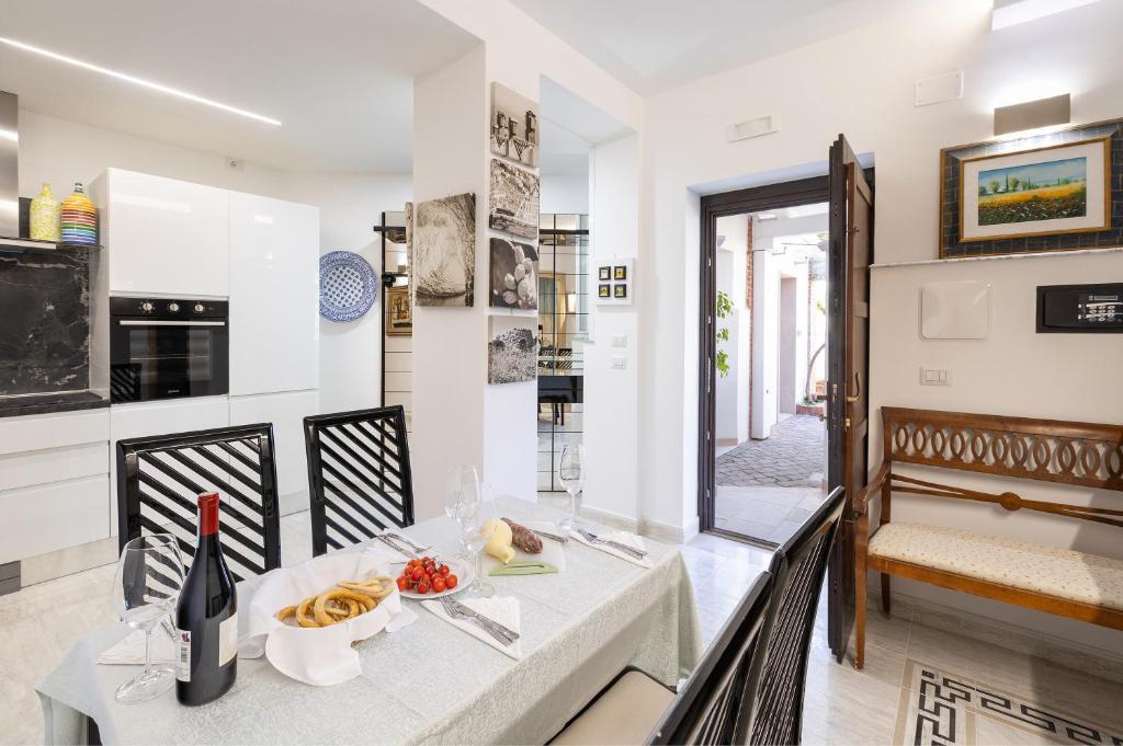A kitchen or kitchenette at A Casa di Anna by BarbarHouse