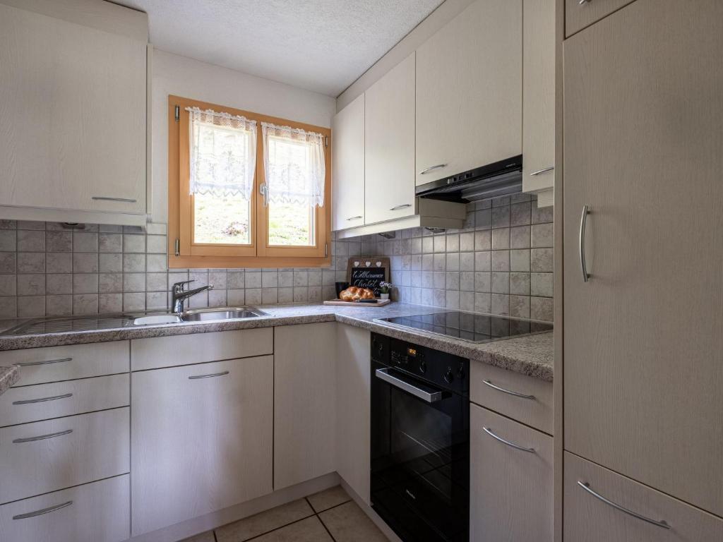 Kuchyň nebo kuchyňský kout v ubytování Apartment Chalet Anita by Interhome