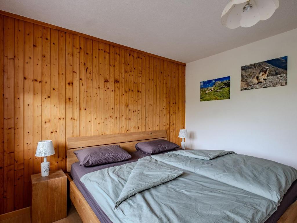 Postel nebo postele na pokoji v ubytování Apartment Chalet Anita by Interhome