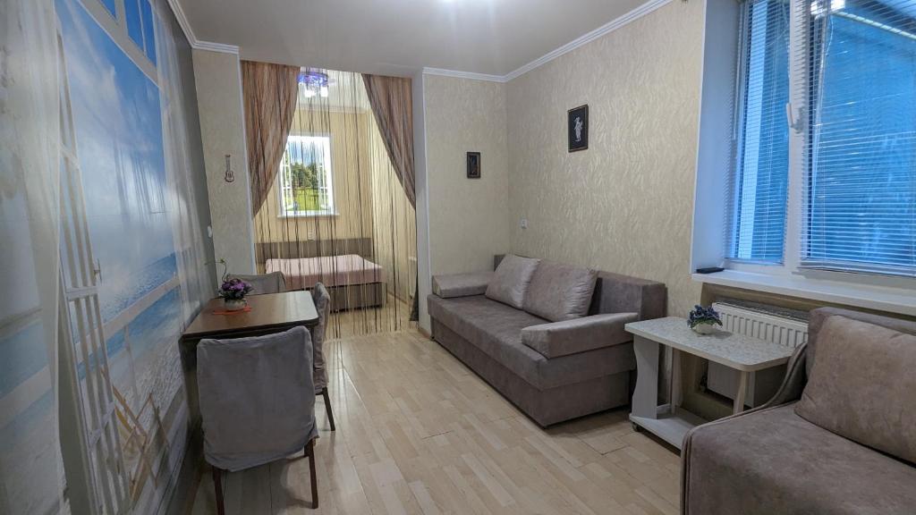 - un petit salon avec un canapé et une table dans l'établissement ТаунХаус біля жд вокзала, à Vinnytsia