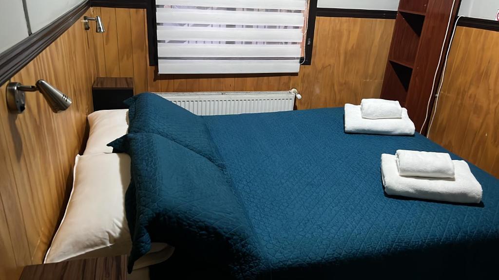 Postel nebo postele na pokoji v ubytování HOSTAL VICTORIA