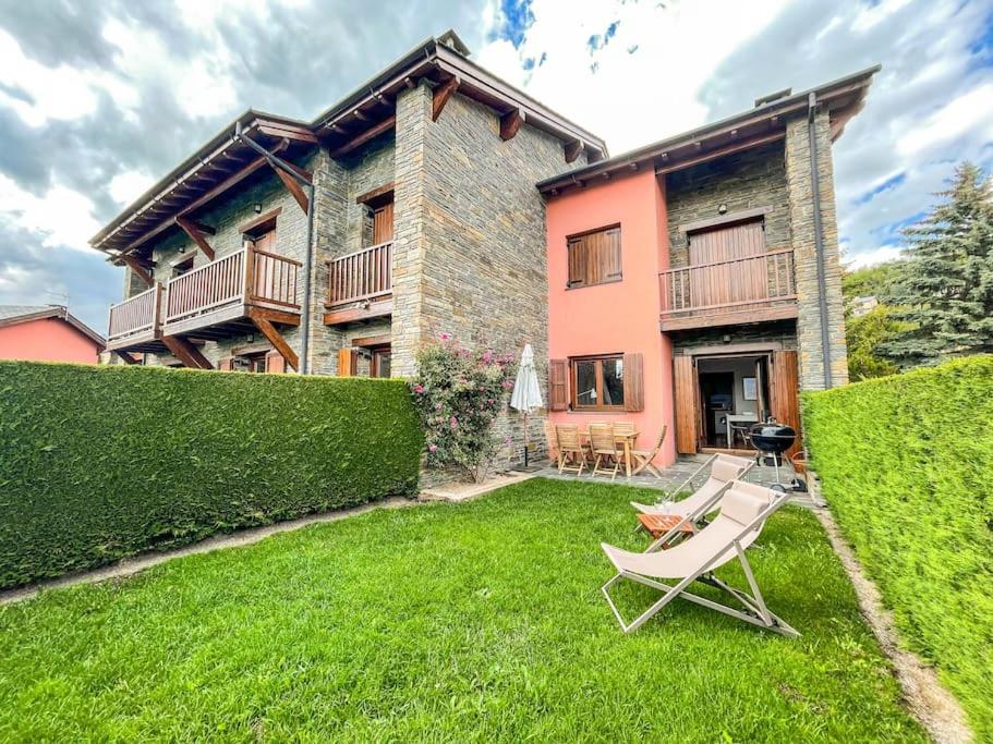 une maison avec deux chaises de jardin devant elle dans l'établissement Niu de l'Isard, à Enveitg